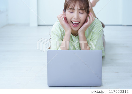 パソコンで資料作成する若い女性 パソコンで資料作成する若い女性 117933312