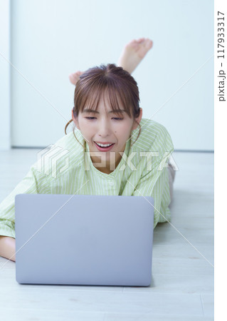 パソコンで資料作成する若い女性 パソコンで資料作成する若い女性 117933317