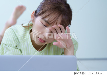 パソコンで資料作成する若い女性 パソコンで資料作成する若い女性 117933326
