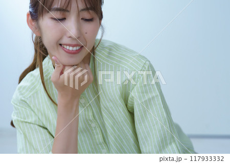 パソコンで資料作成する若い女性 パソコンで資料作成する若い女性 117933332