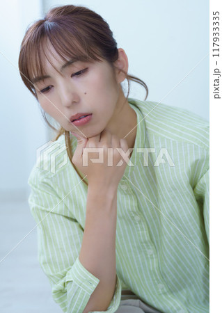 パソコンで資料作成する若い女性 117933335