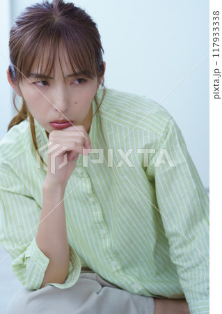 パソコンで資料作成する若い女性 117933338