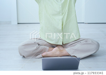 パソコンで資料作成する若い女性 117933341