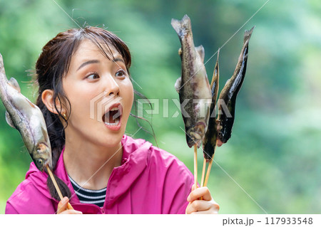 魚でバーベキュー　渓流で釣りをする女性　フィッシングを楽しむ女性 117933548