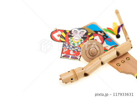 巳年　年賀素材　昔懐かしいクネクネへびと羽子板とコマと凧 117933631