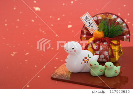 巳年　年賀素材　かわいい巳の親子と正月飾り　和紙バック 117933636