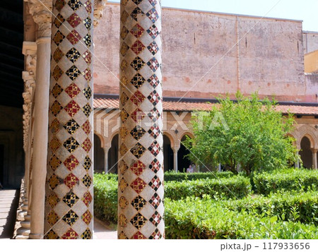 モンレアーレ大聖堂、修道院の回路　美しいモザイクの柱　（イタリア、シチリア島） 117933656