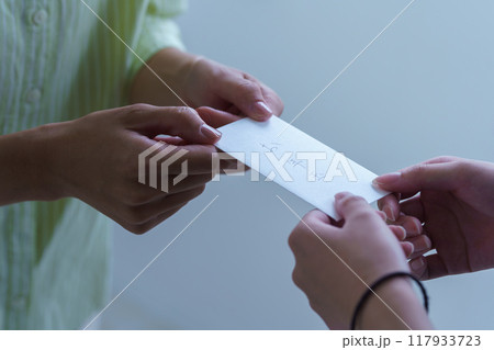 心付けに間に合わせのおとしだまを渡す若い女性 117933723