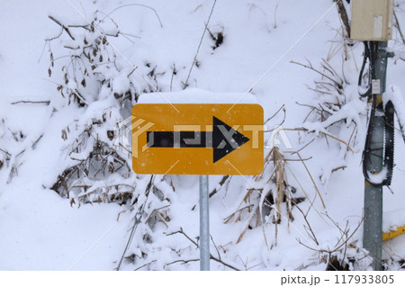 岐阜県揖斐川町の雪に埋もれた道路標識 117933805