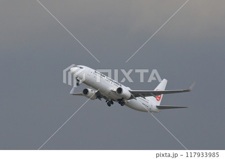 離陸する旅客機 上昇していく旅客機 離陸する旅客機 上昇していく旅客機 117933985