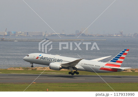 離陸する旅客機 上昇していく旅客機 離陸する旅客機 上昇していく旅客機 117933990