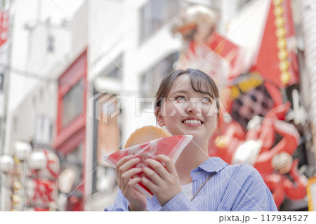 たこせんを持っている若い女性 117934527
