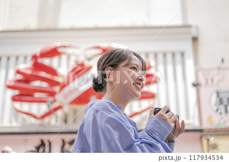 大阪観光する女性 117934534