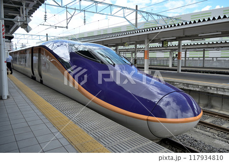 山形駅に停車する山形新幹線E8系つばさ 117934810