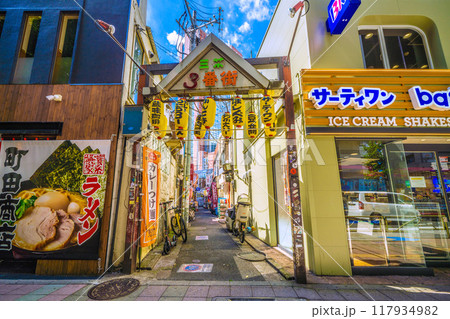 日本の東京都市景観　8月。三軒茶屋駅すぐの飲み屋街「三茶3番街」（三軒茶屋三角地帯）などを望む 117934982