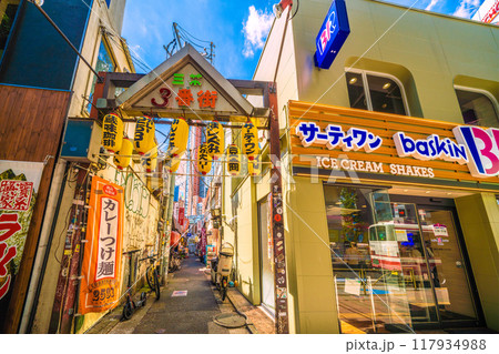 日本の東京都市景観　8月。三軒茶屋駅すぐの飲み屋街「三茶3番街」（三軒茶屋三角地帯）などを望む 117934988