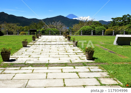 箱根町　神奈川県立恩賜箱根公園の湖畔展望館中央広場と富士山 117934996