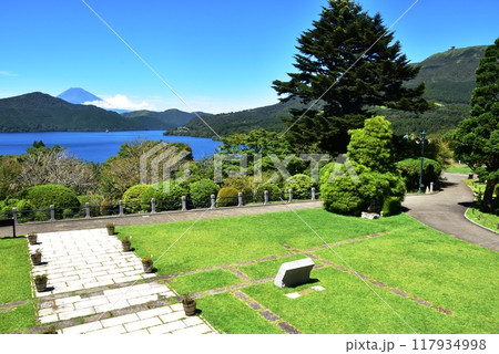 箱根町 神奈川県立恩賜箱根公園の湖畔展望館からの眺望 中央広場と富士山と芦ノ湖 箱根町 神奈川県立恩賜箱根公園の湖畔展望館からの眺望 中央広場と富士山と芦ノ湖 117934998