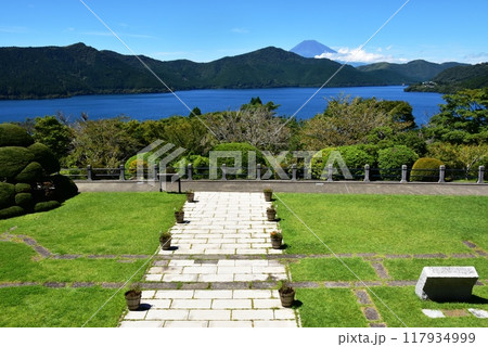 箱根町　神奈川県立恩賜箱根公園の湖畔展望館からの眺望　中央広場と富士山と芦ノ湖 117934999