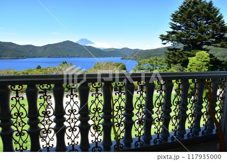 箱根町　神奈川県立恩賜箱根公園の湖畔展望館バルコニーからの眺望　富士山と芦ノ湖 117935000