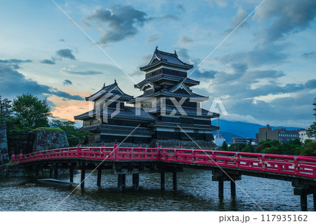 夜明けの松本城【7月】 夜明けの松本城【7月】 117935162