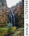 岩肌を流れ落ちる滝 117935648