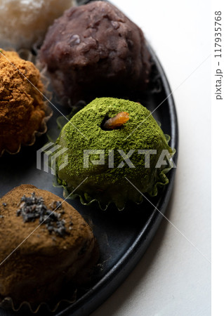 皿に乗ったたくさんの和菓子 117935768