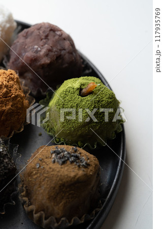 皿に乗ったたくさんの和菓子 117935769