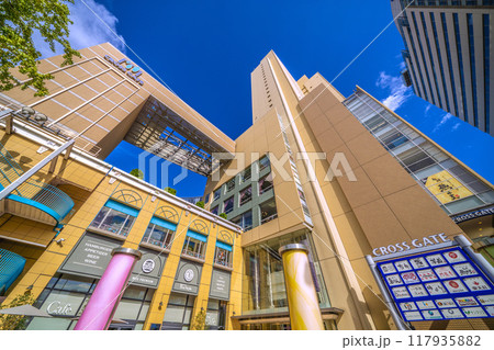 日本の横浜都市景観　桜木町駅前のクロスゲートやワシントンホテルなどを望む＝8月17日 117935882