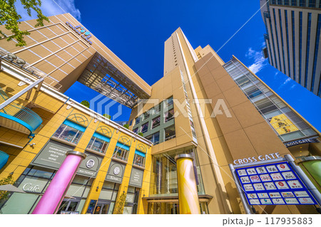 日本の横浜都市景観　桜木町駅前のクロスゲートやワシントンホテルなどを望む＝8月17日 117935883