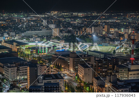 ［夜景］川崎の街並みと川崎競輪場・富士通スタジアム川崎[川崎市役所本庁舎展望ロビースカイデッキ] 117936043