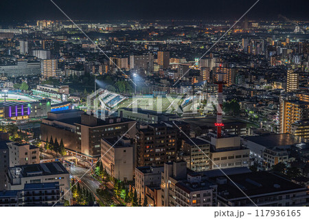 ［夜景］川崎の街並みと富士通スタジアム川崎[川崎市役所本庁舎展望ロビースカイデッキ] 117936165