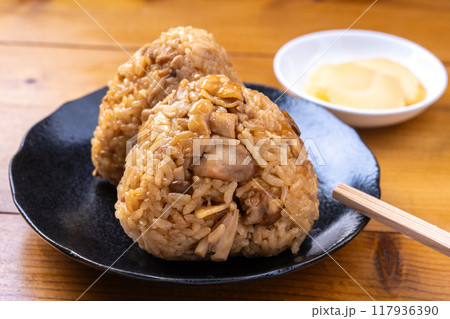 鶏としめじの醤油麹炊き込みご飯のおにぎり 鶏としめじの醤油麹炊き込みご飯のおにぎり 117936390