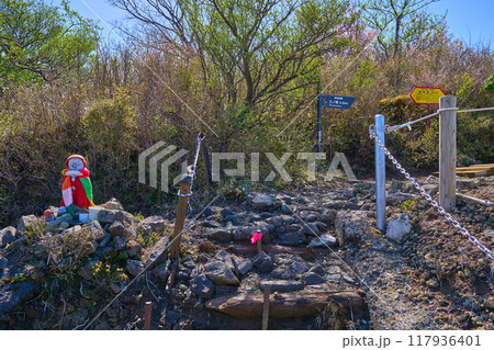 春の神奈川県秦野市丹沢の三ノ塔から烏尾山に向かう表尾根にある三ノ塔地蔵 春の神奈川県秦野市丹沢の三ノ塔から烏尾山に向かう表尾根にある三ノ塔地蔵 117936401