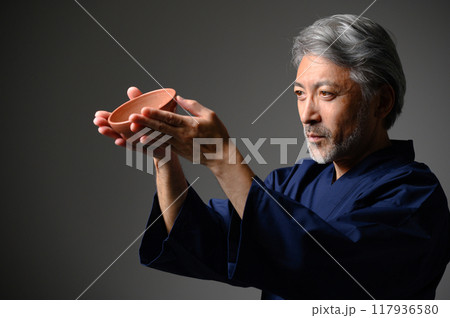 作務衣を着た陶芸家 117936580