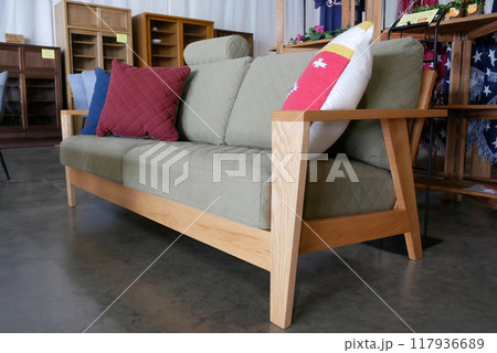 木製フレームのおしゃれなソファ 117936689