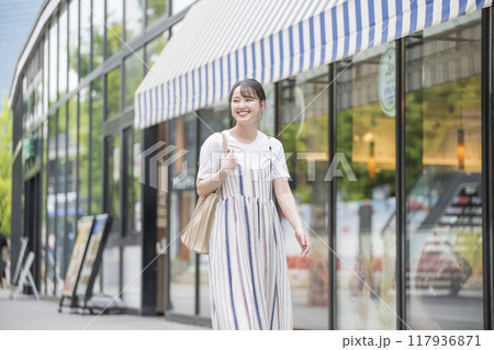 笑顔の若い女性 117936871