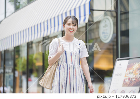 笑顔の若い女性 117936872