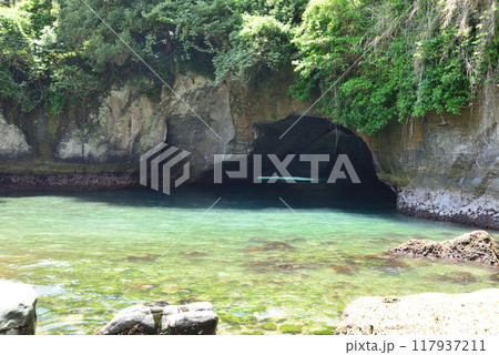 西伊豆堂ヶ島 天窓洞の海岸 西伊豆堂ヶ島 天窓洞の海岸 117937211