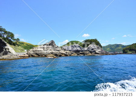 青い堂ヶ島の海と青い空 静岡県西伊豆町 117937215