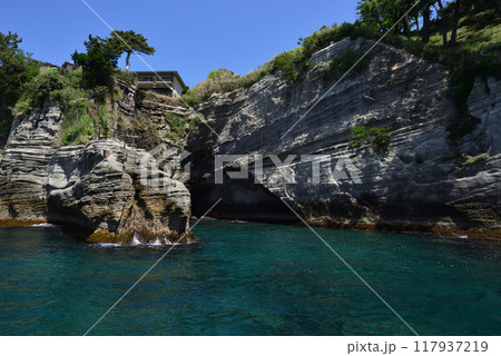 西伊豆堂ヶ島 洞くつめぐり遊覧船より見た奇岩 117937219