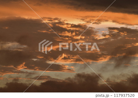 日本の横浜都市景観 暗雲が通過、その雲間は晴れた不思議な光景＝9月1日、横浜市内から 117937520