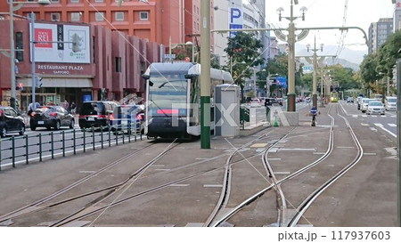 札幌の路面電車の走る風景 117937603