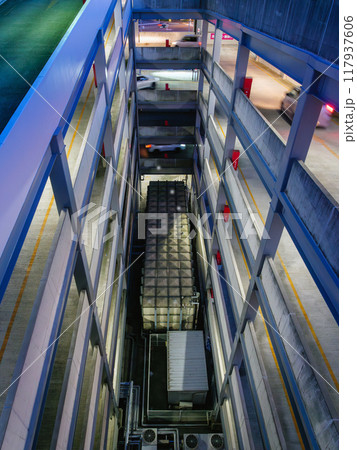 立体駐車場のスロープ 117937606