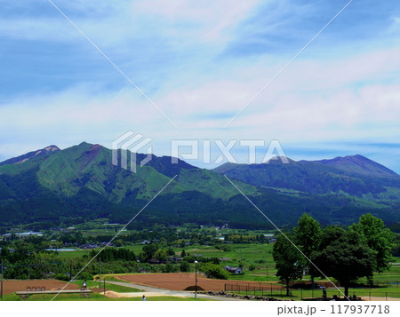 熊本県南阿蘇村より望む阿蘇五岳 117937718