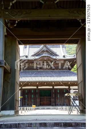 興国寺の山門越しの本堂(和歌山県由良町) 興国寺の山門越しの本堂(和歌山県由良町) 117937926
