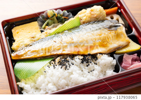 おいしい魚の弁当、鯖の照焼 117938065