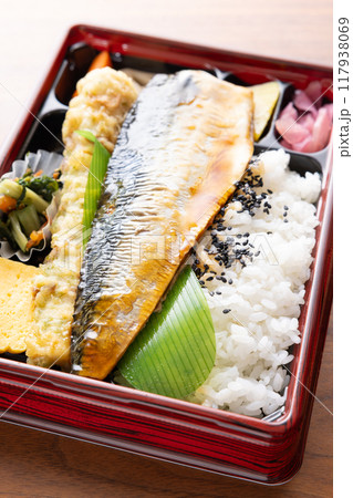 おいしい魚の弁当、鯖の照焼 おいしい魚の弁当、鯖の照焼 117938069