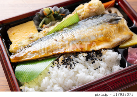 おいしい魚の弁当、鯖の照焼 おいしい魚の弁当、鯖の照焼 117938073