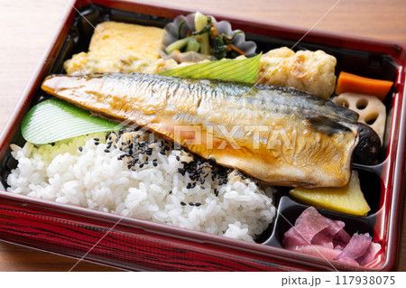 おいしい魚の弁当、鯖の照焼 117938075